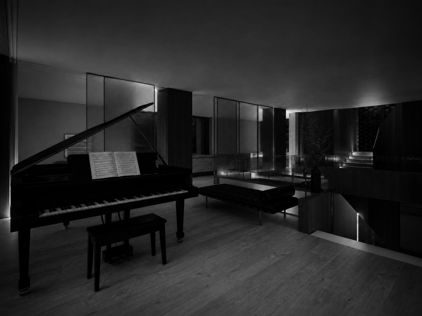 Derselbe Salon bei Nacht mit indirektem Licht