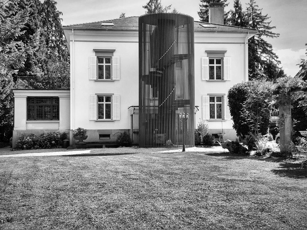 Villa Sonnenheim mit Treppenturm aus Cortenstahl im Park