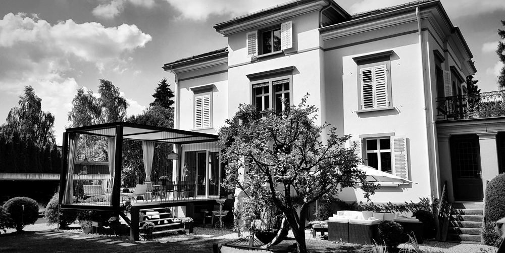 Historische Villa mit Fensterläden, Pergola und Gartenterrasse