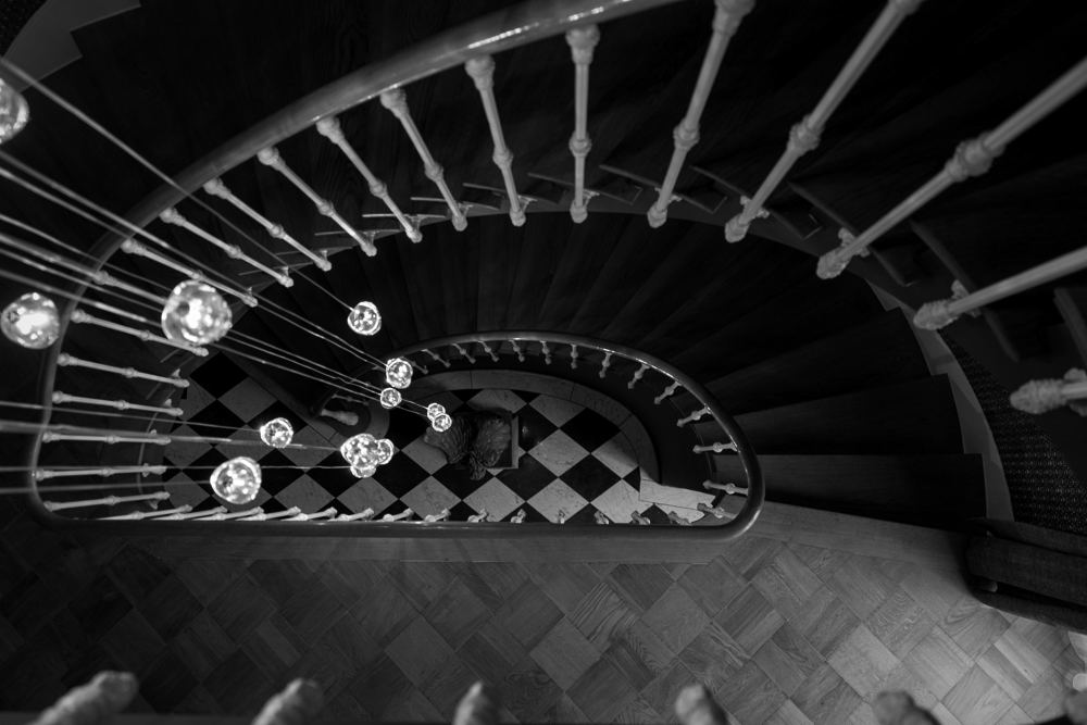 Historische Wendeltreppe von oben, Schachbrettboden in der Halle