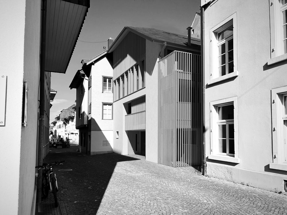 Neubau mit Holzlamellenfassade in der Gasse der Zofinger Altstadt